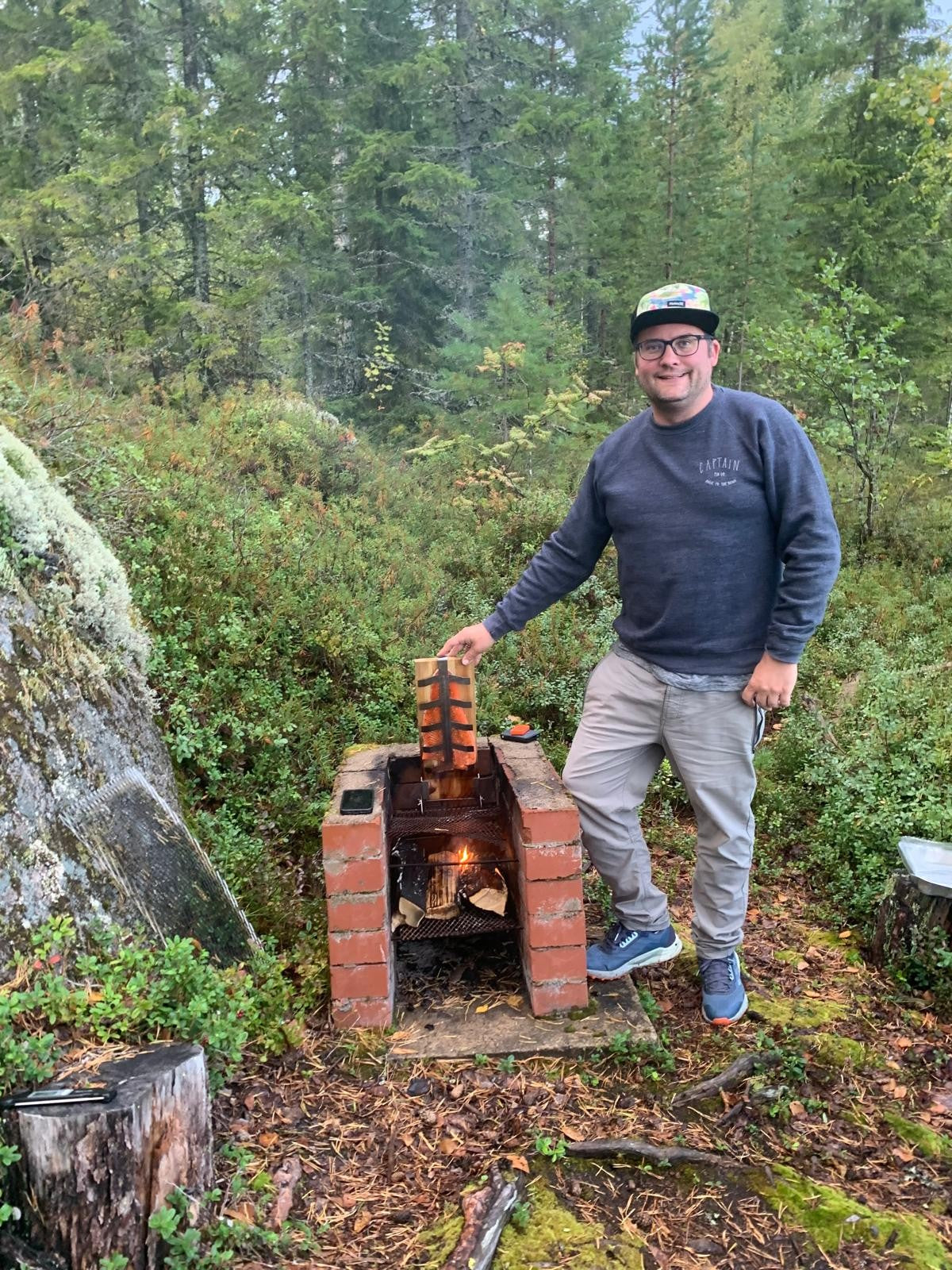 Laternenlicht und gemeinsames Lagerfeuer als Teil der Welt von Batida und Foxi