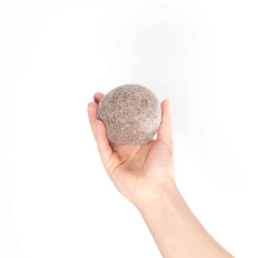 Hundespielzeug aus Schafwolle – beige Ball, handgehalten für Such- und Apportierspiele