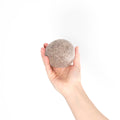 Hundespielzeug aus Schafwolle – beige Ball, handgehalten für Such- und Apportierspiele