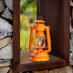 Feuerhand Baby Special 276 Sturmlaterne in leuchtendem Orange, ideal für Outdoor-Aktivitäten.