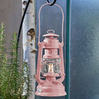 Feuerhand LED Laterne Baby Special 276 in rosa, ideal für stimmungsvolles Licht im Innen- und Außenbereich.