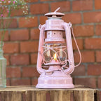 Feuerhand Baby Special 276 Sturmlaterne in rosa mit Flamme, ideal für Outdoor-Beleuchtung.