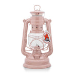Feuerhand Baby Special 276 Sturmlaterne in Rosé, zuverlässige Outdoor-Beleuchtung für nachhaltige Nutzung.