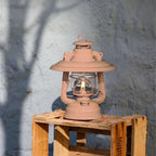 Reflektorschirm für Baby Special 276 auf einer Holzbox mit flammendem Glühlicht.