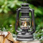 Feuerhand Baby Special 276 Sturmlaterne auf einem Tisch mit Holz, ideal für Outdoor-Beleuchtung und Camping.
