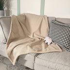 Kuschelige Hundedecke Teddy LeFluff auf dem Sofa mit Hund
