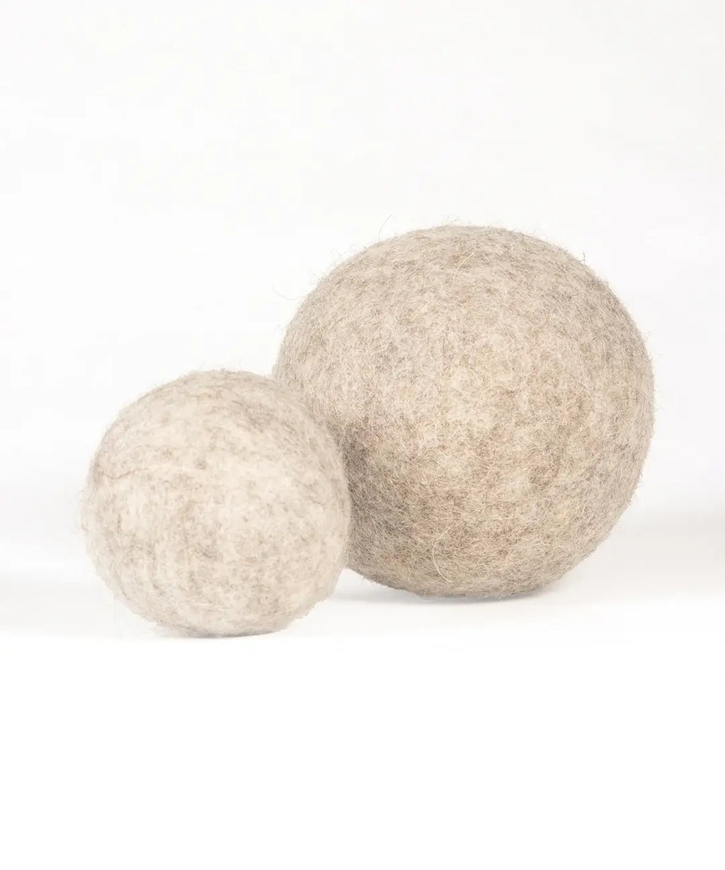 BUDDY. Hundespielzeug aus Schafwolle Ball in Beige mit 7,5 cm Durchmesser