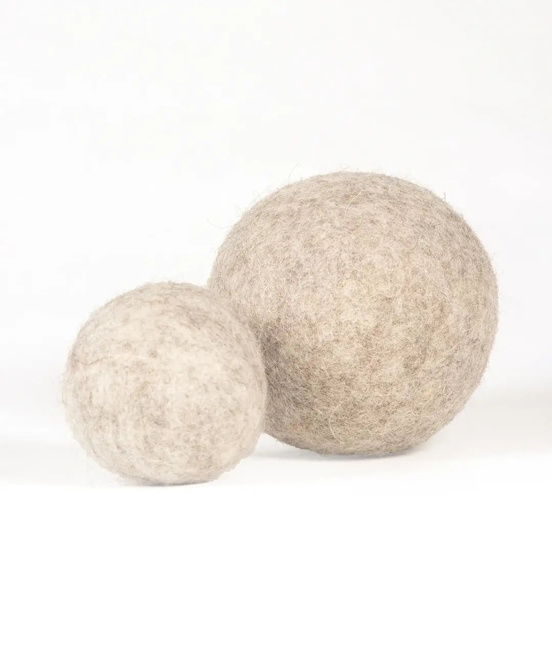 BUDDY. Hundespielzeug aus Schafwolle Ball in Beige mit 7,5 cm Durchmesser