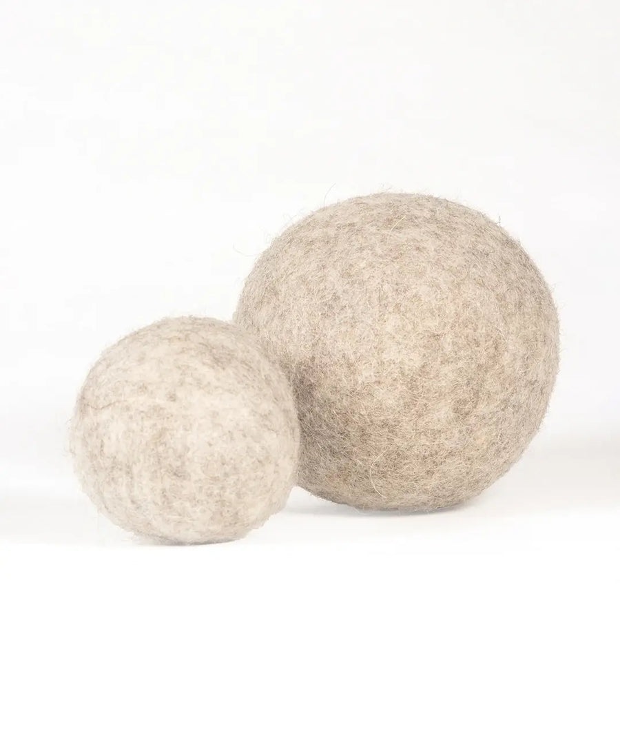 BUDDY. Hundespielzeug aus Schafwolle Ball in Beige mit 7,5 cm Durchmesser