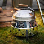 Edelstahl Grillhaube für Atago auf dem Gras, ideal für Outdoor-Kochen und Backen.
