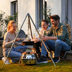 Familie genießt Zeit mit dem Atago Grill im Freien, während sie am Lagerfeuer kochen und entspannen.