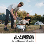 Atago Grill in Aktion beim Outdoor-Camping, schnell einsatzbereit durch Klappkonstruktion.