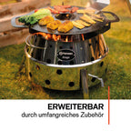 Atago Grill mit Gemüse und Fleisch auf der Grillplatte in einem Outdoor-Umfeld.