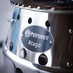 Atago Grill von Petromax mit Edelstahl-Oberfläche und verbauten Lüftungslöchern für optimale Grillbedingungen.