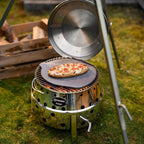 Atago Pizzastein auf dem Atago Grill mit frisch gebackenem Brot im Freien.