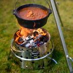 Feuertopf (Dutch Oven) über einem offenen Feuer, ideal zum Kochen im Freien beim Grillen oder Camping.