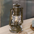Feuerhand LED Laterne Baby Special 276 auf Tisch, perfekt für stimmungsvolles Licht innen und außen.