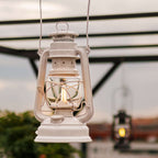 Feuerhand LED Laterne Baby Special 276 in elegantem Design, bietet stimmungsvolles Licht für drinnen und draußen.
