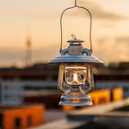 Feuerhand LED Laterne Baby Special 276 hängt in der Dämmerung, bietet warmes Licht und traditionelles Design.