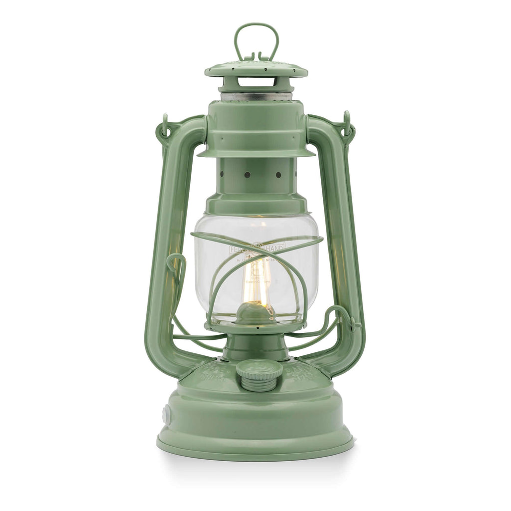 Feuerhand LED Laterne Baby Special 276 in sage green, modernes Design trifft auf traditionelle Handwerkskunst.