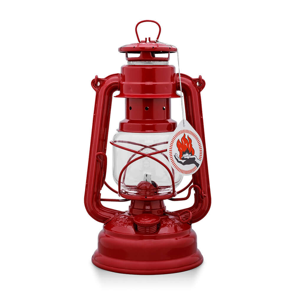 Feuerhand Baby Special 276 Sturmlaterne in Ruby Red, stilvolle und nachhaltige Outdoor-Beleuchtung.