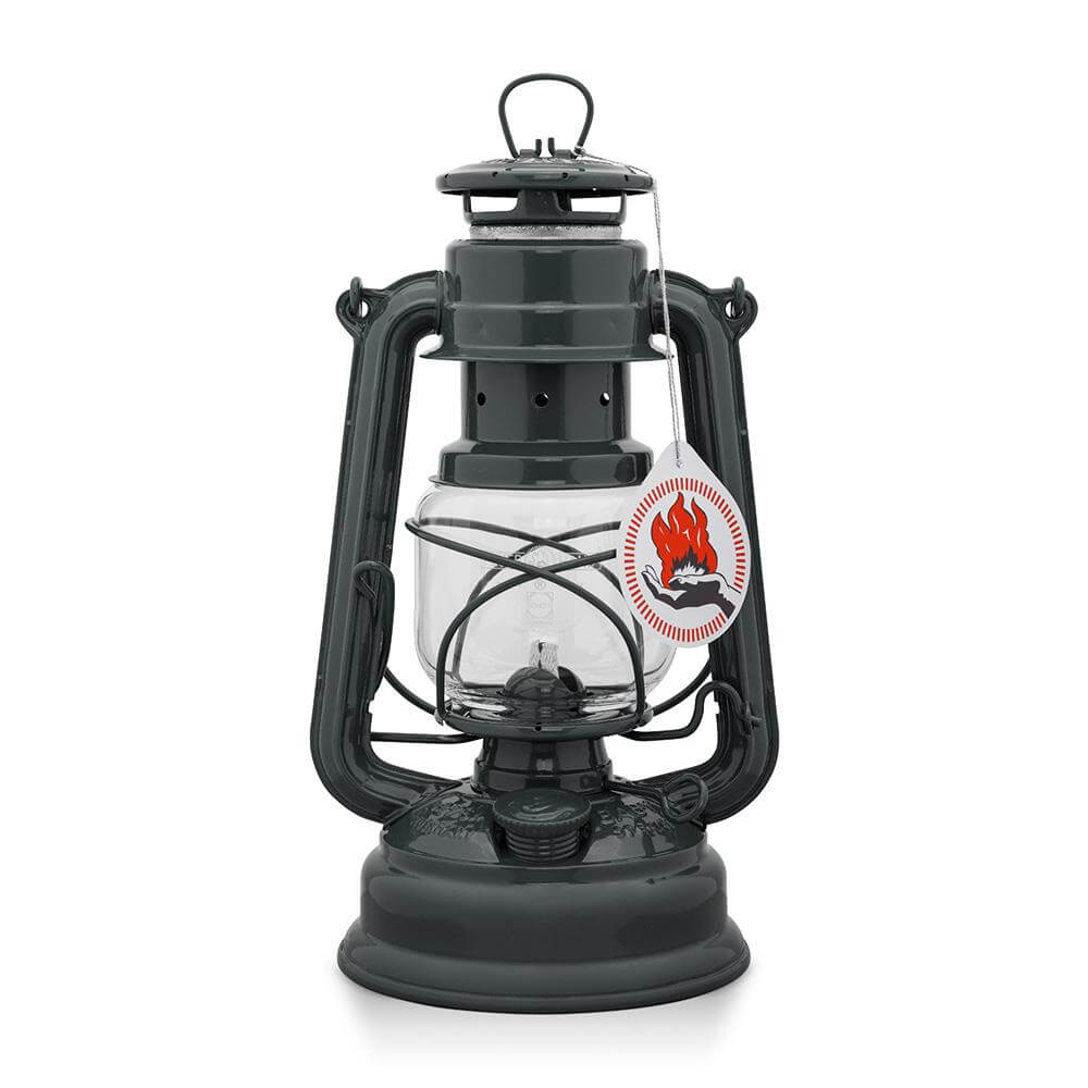 Feuerhand Baby Special 276 Sturmlaterne in anthrazitgrau, stilvolle und nachhaltige Outdoor-Beleuchtung.