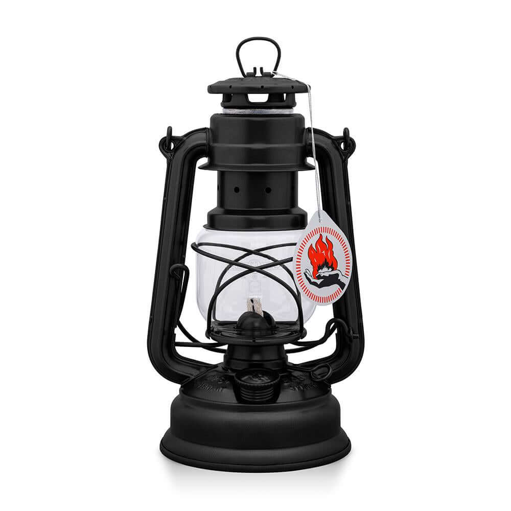Feuerhand Baby Special 276 Sturmlaterne in mattem Schwarz, eine stromlose und nachhaltige Outdoor-Beleuchtung.