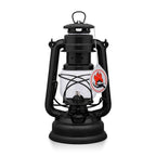 Feuerhand Baby Special 276 Sturmlaterne in mattem Schwarz, eine stromlose und nachhaltige Outdoor-Beleuchtung.