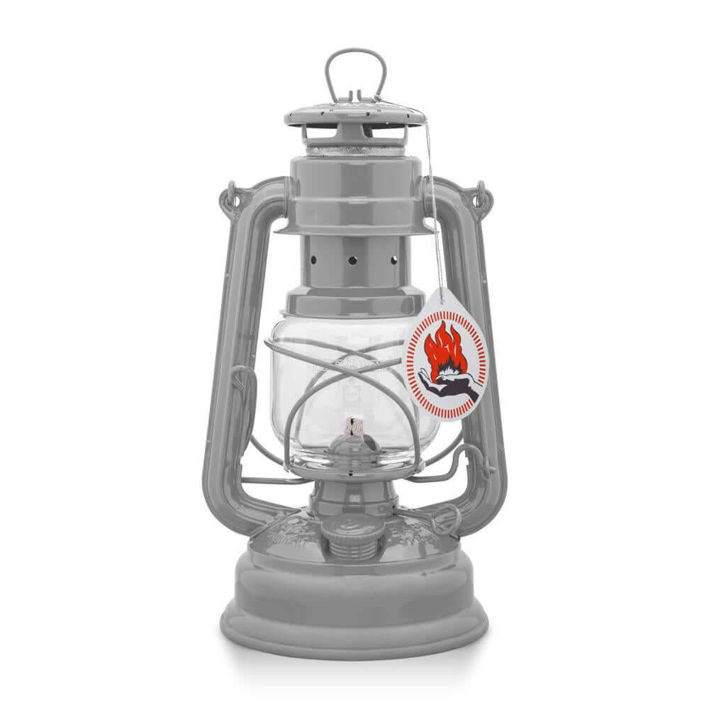 Feuerhand Baby Special 276 Sturmlaterne in Nordic Grey, zuverlässige Outdoor-Beleuchtung für nachhaltiges Licht.