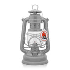 Feuerhand Baby Special 276 Sturmlaterne in Nordic Grey, zuverlässige Outdoor-Beleuchtung für nachhaltiges Licht.