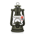 Feuerhand Baby Special 276 Sturmlaterne in Olive für zuverlässige Outdoor-Beleuchtung, gefertigt aus galvanisch verzinktem Stahlblech.