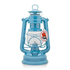 Feuerhand Baby Special 276 Sturmlaterne in Pastellblau, rustikale und stromlose Outdoor-Beleuchtung.