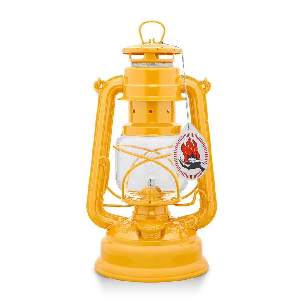 Feuerhand Baby Special 276 Sturmlaterne in Signalgelb, nachhaltige und stromlose Outdoor-Beleuchtung.