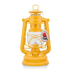 Feuerhand Baby Special 276 Sturmlaterne in Signalgelb, nachhaltige und stromlose Outdoor-Beleuchtung.