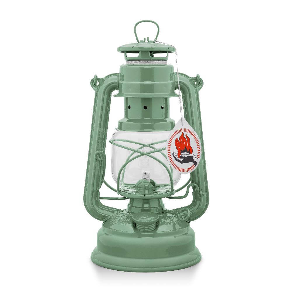 Feuerhand Baby Special 276 Sturmlaterne in Sage Green, langlebige und stromlose Outdoor-Beleuchtung für zuverlässiges Licht.