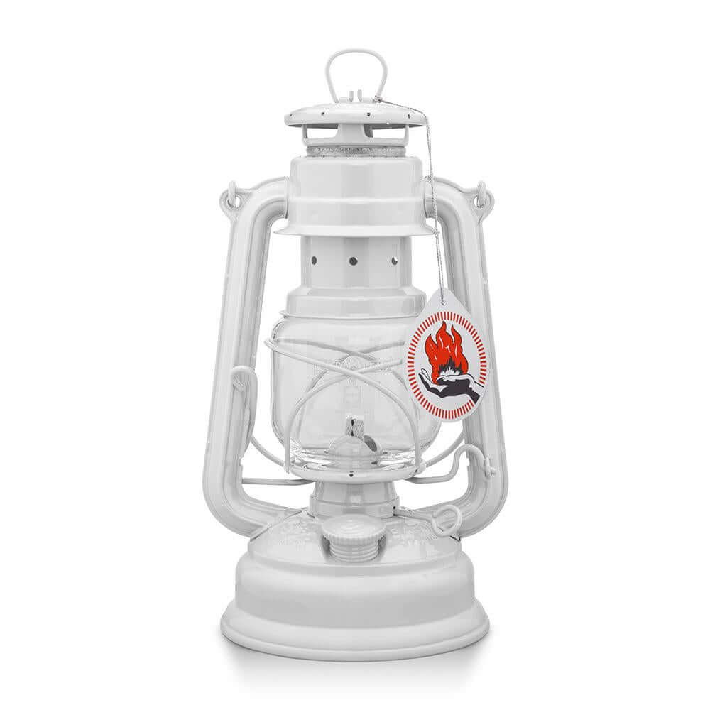 Feuerhand Baby Special 276 Sturmlaterne in reinem Weiß, zuverlässige Outdoor-Beleuchtung für nachhaltige Nutzung.