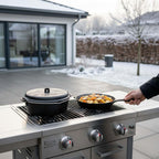 Gusseisen Feuertopf für Abenteuerküche auf dem Grill mit aromatischen Gerichten, ideal für Outdoor-Kochen.