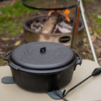 Feuertopf - Essential Line auf einem Tisch, ideal für Outdoor-Kochen am Lagerfeuer.
