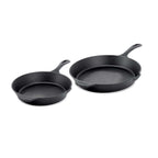 Feuerpfanne - Essential Line, zwei Gusseisenpfannen in schwarz für gleichmäßiges Braten und präzises Handling.