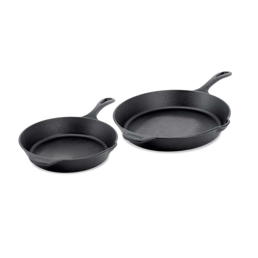 Feuerpfanne - Essential Line, zwei Gusseisenpfannen in schwarz für gleichmäßiges Braten und präzises Handling.