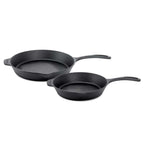 Feuerpfanne - Essential Line, zwei Gusseisenpfannen mit Stielgriff für gleichmäßiges Braten und präzises Handling.