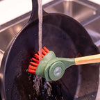 Gussbürsten-Set für Gussprodukte beim Reinigen einer Gusseisenpfanne mit Wasser.