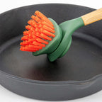 Gussbürsten-Set für Gussprodukte in einer gusseisernen Pfanne, ideal zur gründlichen Reinigung und Pflege.