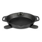 Silikonuntersetzer Feuertöpfe (Dutch Ovens) unter einem gusseisernen Topf für sicheren Halt.