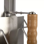 Detailansicht des Anzündkamin XL mit Holzgriff und Edelstahlkörper, ideal für Anzündkamin für Holzkohle schnell.