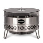 Grillplatte für Tyropit und Pyron auf einer Feuerstelle von Petromax, ideal für feuriges Grillvergnügen.