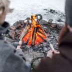Zwei Personen rösten Marshmallows über einem Lagerfeuer mit einem Lagerfeuer-Spieß.