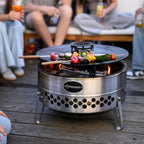 Grillplatte für Tyropit und Pyron mit buntem Gemüse auf einer Feuerstelle, ideal für geselliges Grillen.