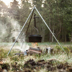 Dreibein mit Kette & Haken für mobiles Kochen und Grillen im Freien über dem Feuer.