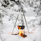 Dreibein mit Kette & Haken über einem Feuer, erlaubt flexibles Kochen in der Natur.
